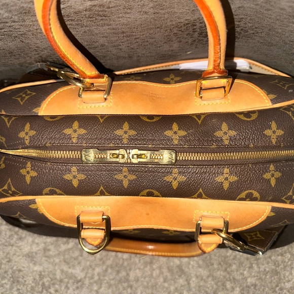 Louis Vuitton Deauville Monogram Tote Bag - Picture 3 of 8